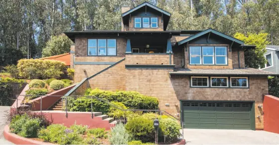  ?? PHOTOS BY ROBERT VENTE ?? Above: The shingled trilevel at 562 Alta Way in Mill Valley includes an in-law suite and a covered front porch. Below left: The living room features a vaulted ceiling, built-ins and a gas fireplace. Below right: The kitchen’s casual dining area opens to a deck.