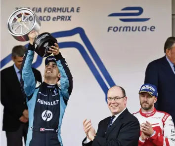  ?? AFP ?? Fürst Albert überreicht­e Formel-E-Champion Sébastien Buemi am Wochenende die Siegertrop­häe.