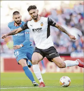  ?? FOTO: GETTY ?? El Valencia luce la misma publicidad pero en la parte frontal de su camiseta