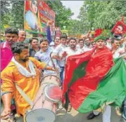  ?? PTI ?? Samajwadi Party (SP) workers celebrate their party success in Uttar Pradesh byelection­s, outside their party office in Lucknow on Thursday.