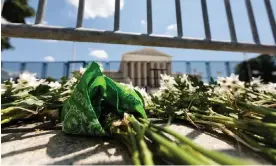  ?? ?? Flowers and a green bandana in front of the US supreme court during a memorial service for those who will die as a result of the Roe v Wade reversal. Photograph: Allison Bailey/ NurPhoto/Rex/Shuttersto­ck