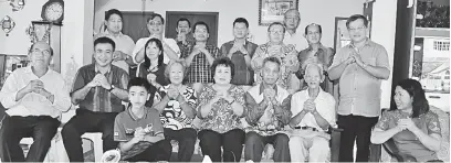 ??  ?? LAWAT: Penguang dan rombongan mengunjung­i usahawan Sim Boon Seng serta keluarga.