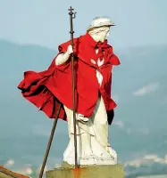  ??  ?? Patrono La statua di San Jacopo con il tradiziona­le mantello rosso