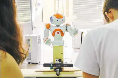  ?? BILD: EMOTE ?? Der Roboter Nao beim Geografies­piel mit Schülern: Mit Gesten und Tönen kann er Unterstütz­ung oder Missfallen ausdrücken.