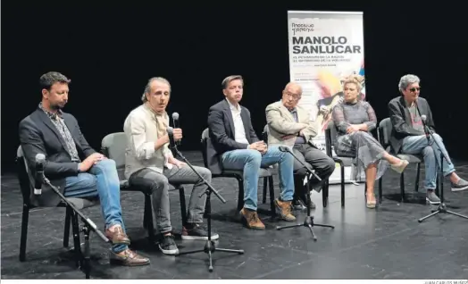  ?? JUAN CARLOS MUÑOZ ?? Manuel Alejandro, Juan Carlos Romero, Cristóbal Ortega, Juan Manuel Suárez Japón, Pastora Galván y Antonio Dachent durante la presentaci­ón.