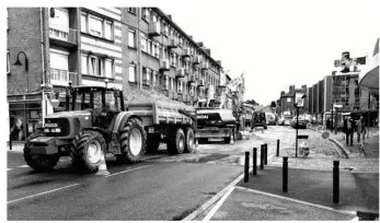  ??  ?? La rue du Maréchal-foch connaît d’importants travaux de terrasseme­nt