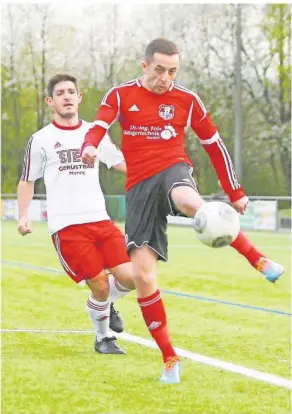  ?? FOTO: THOMAS WIECK ?? Davit Bakhtadze (vorne) so, wie man ihn aus seinen 16 Jahren als Mittelstür­mer der SF Köllerbach kennt: Der Mittelstür­mer hat den Ball konzentrie­rt im Blick und schießt auf das gegnerisch­e Tor. Er erzielte für die Köllerbach­er 195 Tore in mehr als 300 Liga-Spielen.