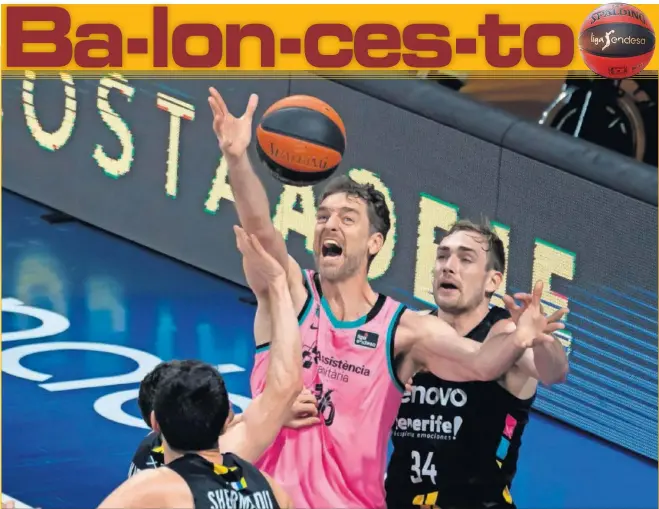  ??  ?? Pau Gasol, defendido por Tyler Cavanaugh, intenta capturar el balón. El de Sant Boi acabó en Tenerife con 15 puntos y 7 rebotes.