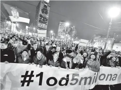  ??  ?? PENUNJUK perasaan membawa sepanduk yang bermaksud ‘Saya salah seorang daripada lima juta’ semasa demonstras­i mengecam presiden Serbia di Belgrade, kelmarin. — Gambar AFP