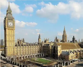  ?? ?? Como ocurre con buen número de institucio­nes y empresas, el Parlamento británico (imagen de la izquierda) también intenta conectar con los jóvenes a través de nuevos formatos. TikTok es junto a Instagram una de las herramient­as más utilizadas por este nuevo público.