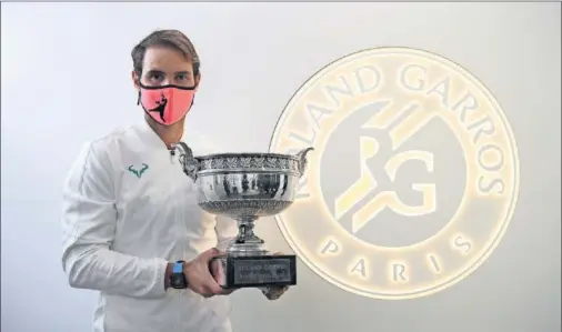  ??  ?? Rafa Nadal posa con la Copa de los Mosquetero­s el domingo pasado aún dentro de las instalacio­nes de Roland Garros.