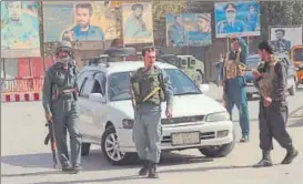  ?? REUTERS ?? Afghan policemen keep watch in downtown Kunduz, Afghanista­n, where the Taliban have launched an attack from all sides.