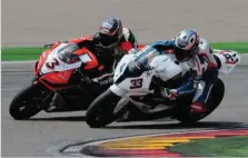  ??  ?? >>> 2012 En SBK, il croise à nouveau le fer avec Biaggi (ici, à Aragon), lors de la 1re manche. La saison précédente, au terme de la superpole à Donington, Max lui avait d’ailleurs donné deux petites gifles. Ambiance...