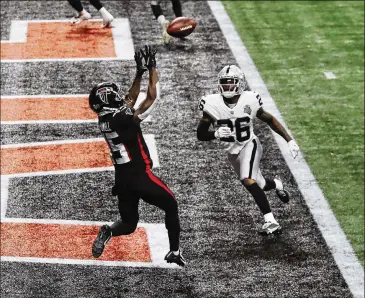  ?? PHOTOS BY CURTIS COMPTON/CURTIS.COMPTON@AJC.COM ?? Wide receiver Brandon Powell catches a 4-yard touchdown pass from Matt Ryan, beating Raiders cornerback Nevin Lawson, to extend the Falcons’ lead to 30-6 late in the third quarter.