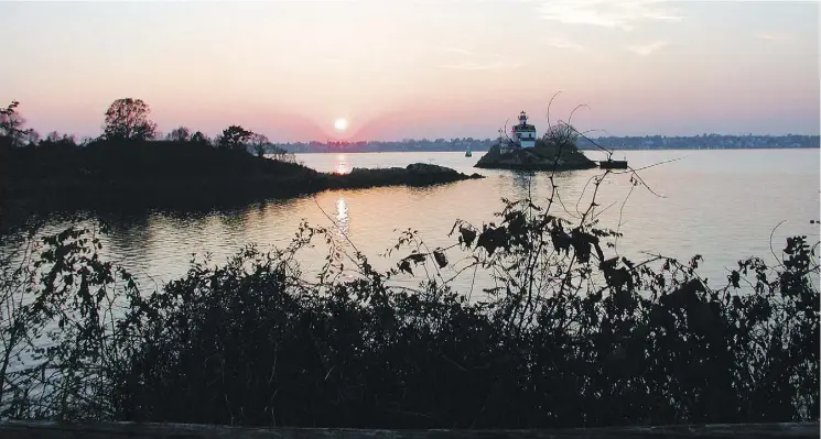  ?? LOCAL MOTION ?? The mostly flat, 23-kilometre East Bay Bike Path in East Providence, R.I., follows a former railroad and offers stunning sunset views.