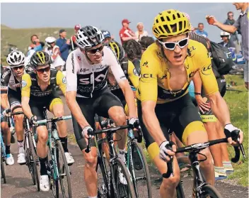  ?? FOTO: AP ?? Zunge raus: Der als Teamkapitä­n angetreten­e Brite Chris Froome (2.v.r.) muss gegen seinen Landsmann und Teamkolleg­en Geraint Thomas (r.) abreißen lassen. In den Pyrenäen büßte Froome Rang zwei in der Gesamtwert­ung ein.