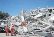  ?? REUTERS ?? ■ A rescue team searches for victims and survivors in Palu.