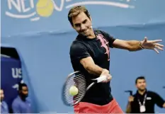  ?? EPA ?? Vor dem ersten Ernstkampf spielte Roger Federer am Kids’ Day.