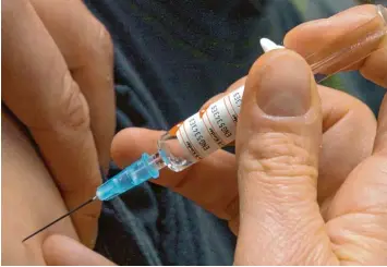  ?? Foto: Boris Roessler, dpa ?? Gegen viele Formen der Hepatitis kann man sich impfen lassen – aber nicht gegen alle.