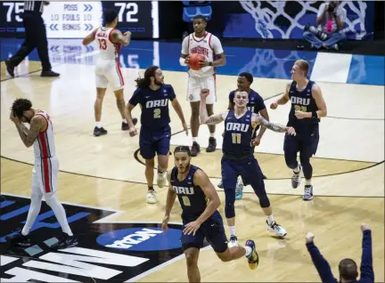  ?? ROBERT FRANKLIN — THE ASSOCIATED PRESS ?? Oral Roberts players celebrate after defeating Ohio State on Friday, March 19, at Mackey Arena in West Lafayette, Ind.