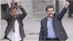  ?? Foto: dpa ?? Die beiden Vorsitzend­en Jordi Cuixart (links) und Jordi Sánchez am Montag auf dem Weg ins Gericht.