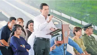  ??  ?? El presidente Enrique Peña Nieto entregó obras de infraestru­ctura por mil 320 millones de pesos para los municipios de León, Dolores Hidalgo e Irapuato, este último donde inauguró también la 12/a Brigada de Policía Militar.