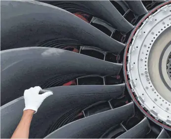  ?? FOTO: RALF HIRSCHBERG­ER/DPA ?? Fertigung des Triebwerks Trent XWB am Rolls-Royce-Standort Dahlewitz: Die „dunkelste Stunde“in der jüngeren Unternehme­nsgeschich­te, so beschreibt Vorstandsc­hef Warren East die Situation seines Unternehme­ns.