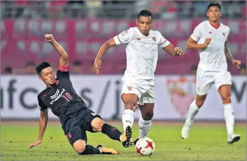  ??  ?? DOMINADOR. Luis Muriel conduce el balón ante la oposición de un jugador del Cerezo Osaka en lo que fue el debut del colombiano.