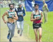  ?? WASEEM ANDRABI / HT PHOTO ?? Young men undergo physical endurance test in the Kashmir Police recruitmen­t drive in Srinagar on Saturday.