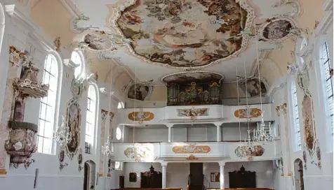  ?? Fotos: Heike Schreiber ?? Was für ein Anblick: Nach sechs Monaten Sanierung erstrahlt die Scheppache­r Kirche Mariä Himmelfahr­t in neuem Glanz.