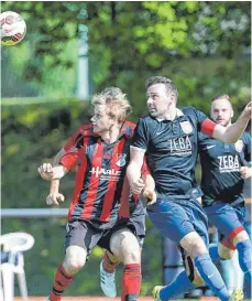  ?? FOTO: VOLKER STROHMAIER ?? Der TSV Wain (hier mit Tobias Dolpp, rechts) wittert nach dem Sieg beim VfB Gutenzell (hier mit Matthias Wiest) wieder seine Chance im Abstiegska­mpf.