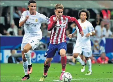  ??  ?? MILÁN. Griezmann conduce el balón ante Cristiano Ronaldo (y Marcelo al fondo) en la final de San Siro.