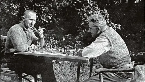  ?? Foto: Akademie der Künste Berlin ?? Schach war eine gemeinsame Leidenscha­ft von Bertolt Brecht und Walter Benjamin. Das Foto von 1934 zeigt die beiden im Garten vor Brechts Haus im dänischen Svend borg.