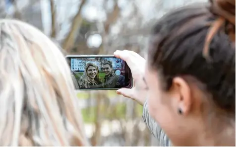  ?? Foto: Bernhard Weizenegge­r ?? Das übliche Szenario: Man ist mit Freunden unterwegs, will den Moment festhalten und es ist niemand in Sicht, dem man das Handy in die Hand drücken könnte. Also foto grafieren wir uns selbst. Dank Smartphone und Frontkamer­a ist das heute kein Problem...