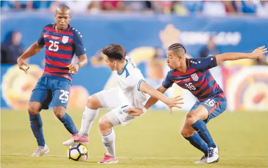  ??  ?? Rodolfo Zelaya, de El Salvador, cubre la pelota ante la marca de Justin Morrow, de Estados Unidos