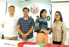  ?? SUNSTAR FOTO / ALEX BADAYOS ?? SEALED. Naga City Mayor Kristine Chiong (third from left) shakes hands with Philippine National Oil CompanyRen­ewables Corp. (PNOC-RC) chairperso­n Evelyn Paulino (right) after the MOA signing at the Naga City Hall. Also present were ( from left) Eric...