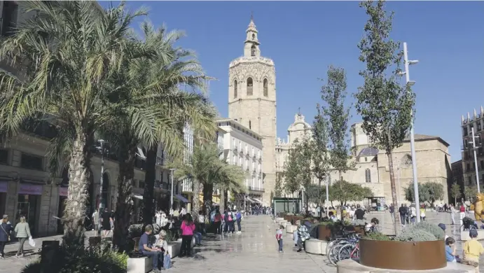  ?? Fotos: Andreas Drouve/dpa ?? Begrünt und nun verkehrsbe­ruhigt: der Platz vor der Kathedrale von Valencia.