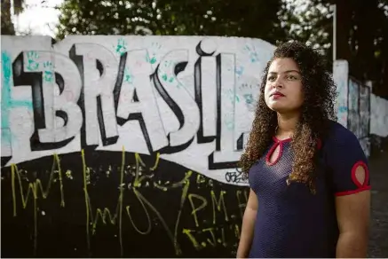  ?? Zanone Fraissat/Folhapress ?? Jenifer Silva Cavalcanti, 15, que levou dois tiros no ataque à escola Raul Brasil, há dois meses