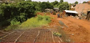  ??  ?? No jardim Santa Rita, as obras de recomposiç­ão no fundo de vale do ribeirão Quati estão 50% concluídas