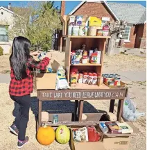  ??  ?? Vecinos Pueden dejar o tomar alimentos