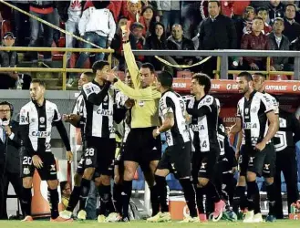  ?? Guillermo Muñoz/AFP ?? O santista Jean Mota é expulso pelo árbitro na partida contra o Santa Fe, na Colômbia