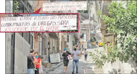  ?? Fotos: Christian Vásconez / EXTRA ?? La peatonal se unió para enfrentar el tráfico y consumo de estupefaci­entes, y con un cartel se advierte a los malos transeúnte­s.