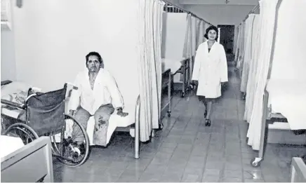  ?? ?? Lazarino en un leprosario mexicano en 1980 mostrando lesiones cutáneas. El avance del patógeno le provocó pérdida de extremidad­es.