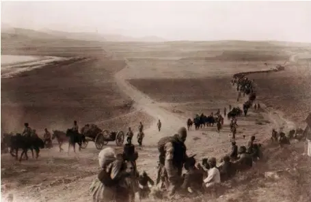  ??  ?? Photo ci-dessus :
L’exode d’Ourmiah (actuel Iran) vers le Caucase en 1915. On estime à 250 000 le nombre d’Assyriens morts, en même temps qu’un million et demi d’Arméniens, victimes du génocide perpétré par le pouvoir ottoman entre 1915 et 1918. (© Photo : fonds Basile Nikitine, remis aux missionnai­res dominicain­s, Paris)