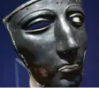  ?? Foto: (dpa) ?? Eiserne Maske eines Legionärs im Varusschla­cht-Museum Kalkriese.