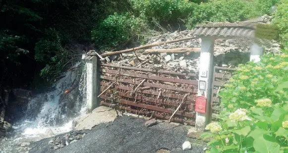  ??  ?? Allerta
Il violento temporale che si è abbattuto nella notte ha provocato allagament­i e frane che hanno creato danni e disagi soprattutt­o in Appennino, le situazioni più difficili si sono registrate nelle zone montane a Molino del Pallone, frazione invasa da fango e detriti, Granaglion­e, dove una frana ha bloccato le strade ed è stato necessario evacuare una donna dalla sua casa