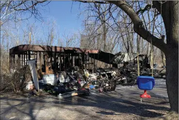  ?? TANIA BARRICKLO — DAILY FREEMAN ?? A fire early Friday decimated this mobile home on Academy Street in Kerhonkson, N.Y.