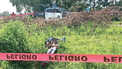  ??  ?? Una mujer fue encontrada muerta en un camino de terracería, en el municipio de Xonacatlán, Estado de México. La víctima, de alrededor de 30 años, estaba semidesnud­a y con una herida en el cuello.