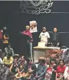  ??  ?? “¡Orden, compañeros!”.En el auditorio Antonio Caso se realizó la asamblea estudianti­l para tratar de definir el pliego petitorio.