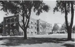  ??  ?? Junto a estas líneas, el Cunningham Sanitarium y su inconfundi­ble cúpula circular al fondo a la derecha.